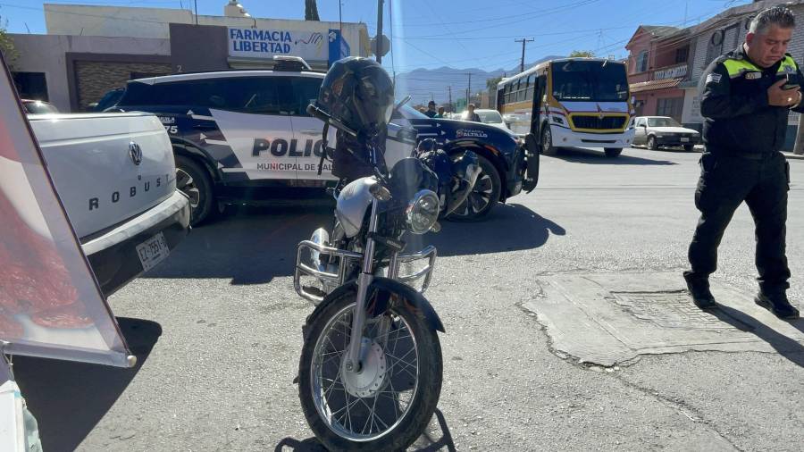 La motocicleta circulaba en sentido contrario al momento del impacto.