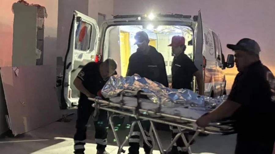 Paramédicos del GRUM trasladaron a un alumno lesionado tras accidente escolar en Monclova.