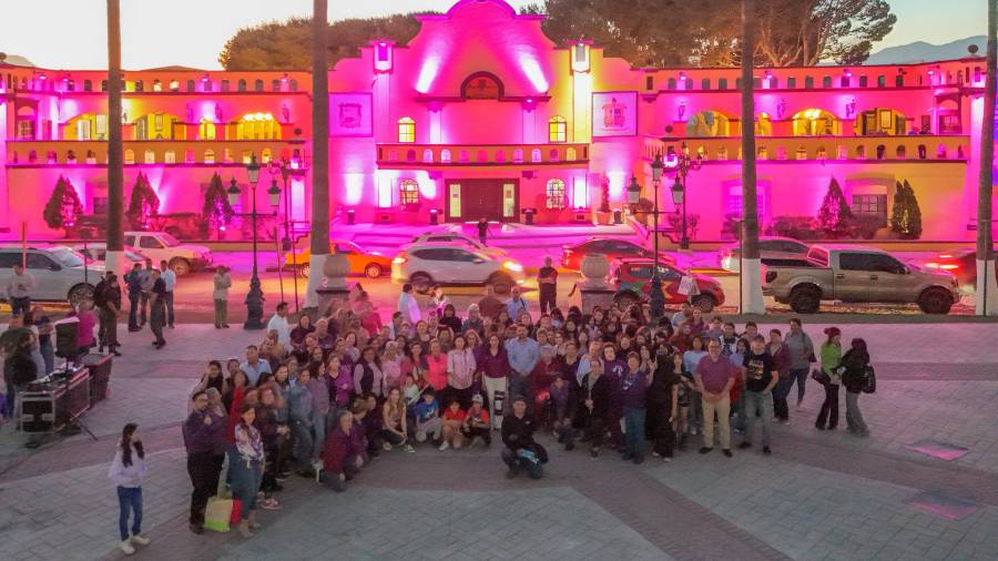 Autoridades municipales encendieron las luces en la Plaza Principal por el 8M.