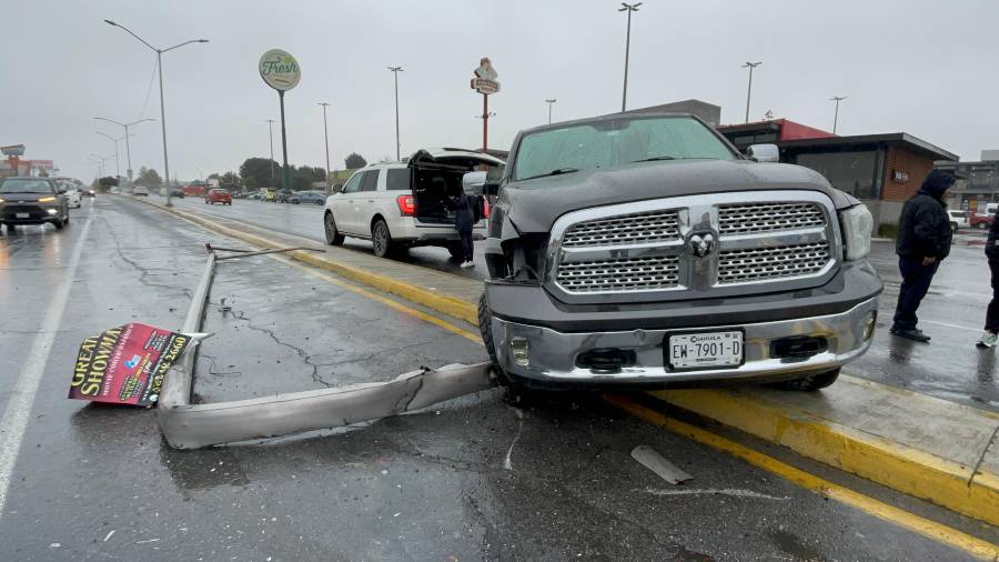 La camioneta Dodge RAM quedó sobre el camellón central tras derribar una luminaria en el bulevar Eulalio Gutiérrez.