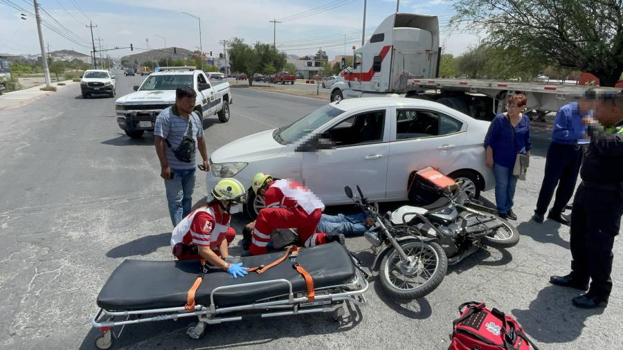 Paramédicos de la Cruz Roja acudieron al sitio del percance para brindar atención médica al conductor de la motocicleta, quien permanecía sobre la carpeta asfáltica tras el impacto.