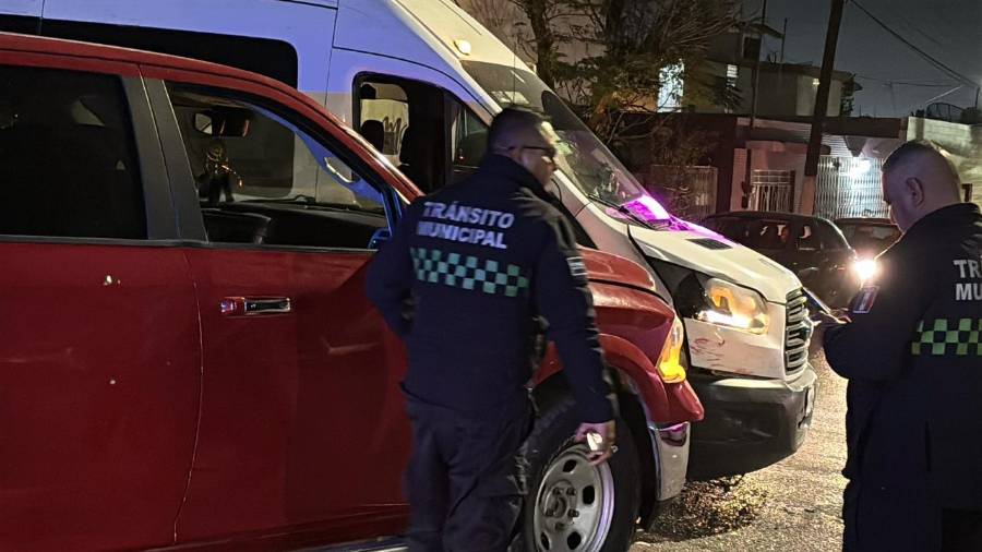 Una conductora que ignoró un alto en la colonia Virreyes provocó un choque contra un transporte de personal.