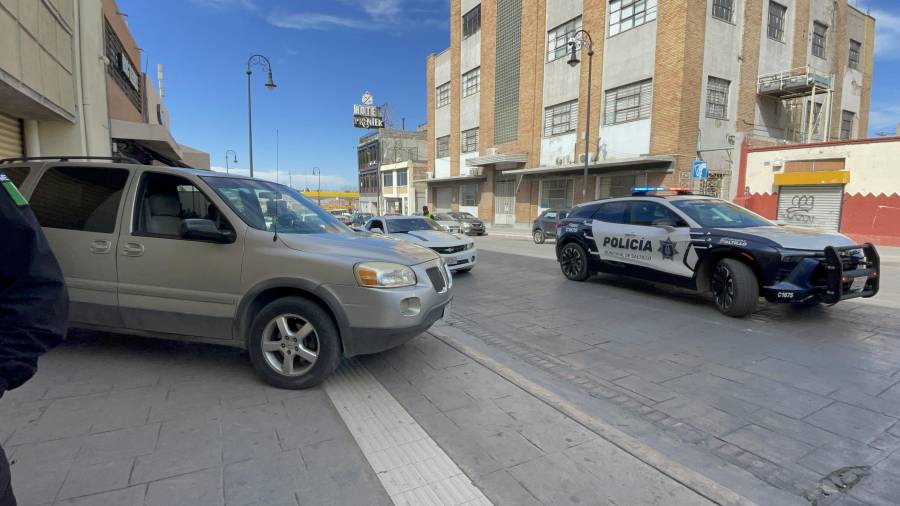 La camioneta Pontiac Montana presentó una falla mecánica sobre la calle Allende y comenzó a desplazarse en reversa sin control.