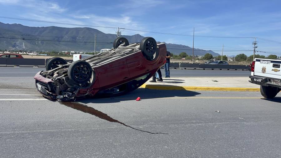 El accidente se registró cuando el conductor intentó incorporarse de carriles centrales a laterales sin percatarse de la presencia de un camión de transporte de personal.