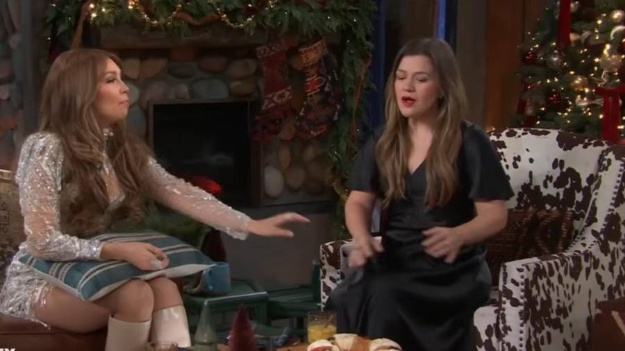 Tradición. La emoción se desbordó en el set cuando Kelly Clarkson sacó el “Niño Dios” de la rosca, sellando simbólicamente su compromiso de poner los tamales en la Candelaria.