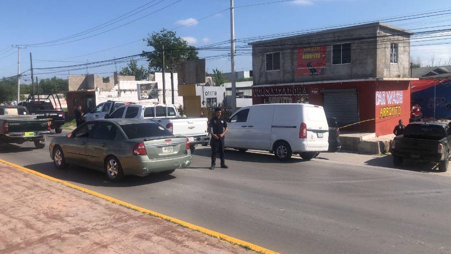 La zona fue acordonada por las autoridades mientras especialistas realizaban las diligencias correspondientes para recopilar evidencia y documentar las condiciones en que fue localizado el hombre.