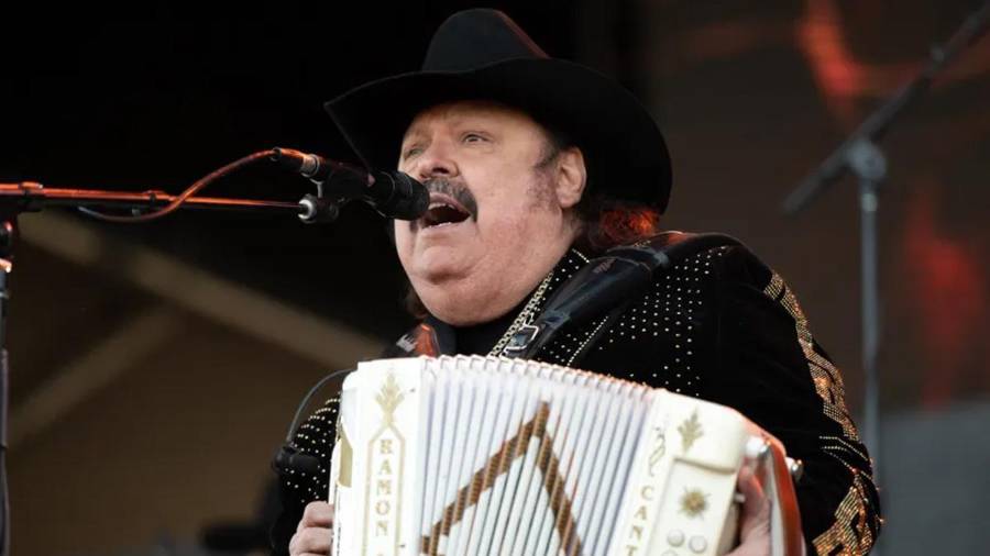 El Rey del Acordeón habría sufrido una fractura de hombro tras caerse, según reportes en redes sociales que preocupan a sus fans tras su reciente show en La México.