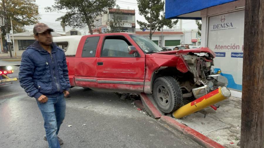El pavimento mojado y la velocidad provocaron que el conductor perdiera el control del vehículo.