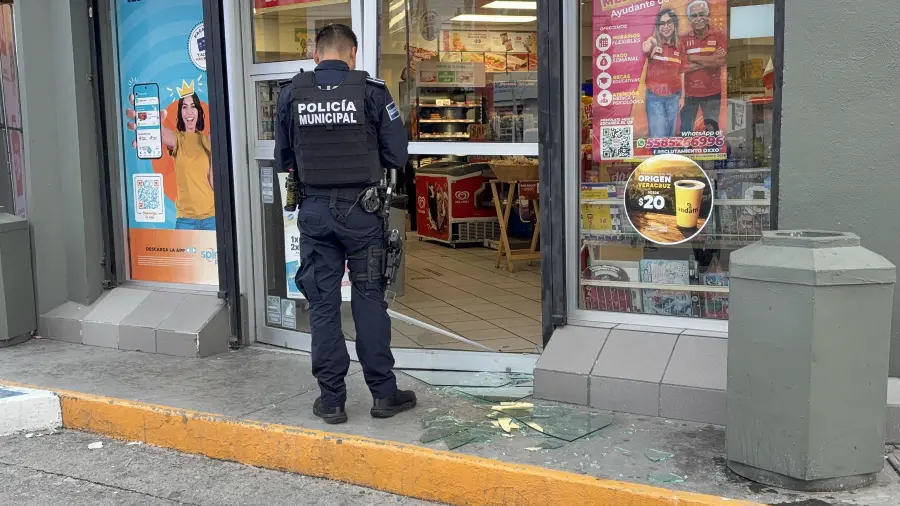 Elementos municipales acudieron a una tienda de conveniencia ubicada en la colonia Bellavista, tras el reporte de daños en uno de sus cristales.