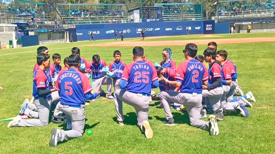 Los peloteros de Ojo de Agua celebran su clasificación a la ronda de los cuatro mejores del torneo infantil que se disputa en San Luis Potosí.