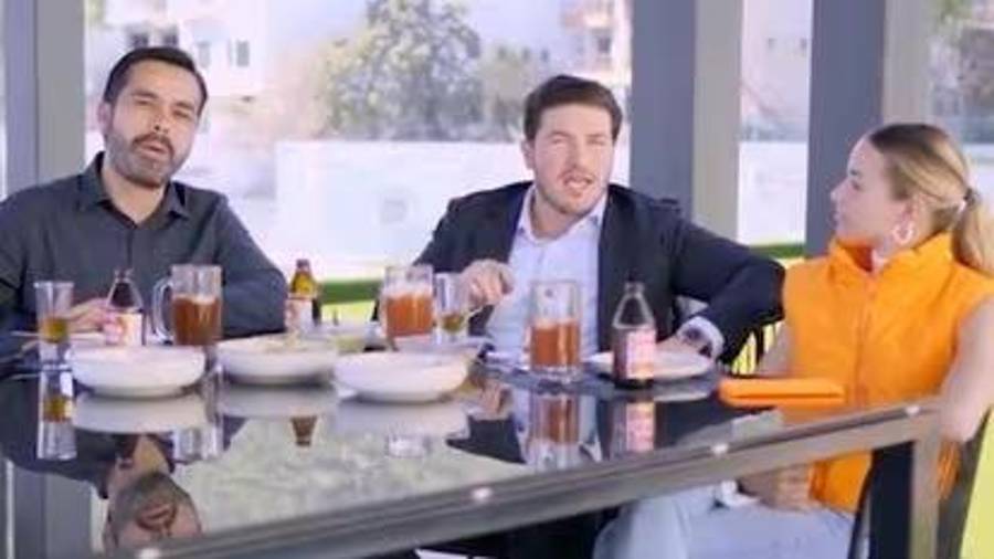 En el video de la transmisión en redes sociales se ven claramente las botellas de la marca Carta Blanca.