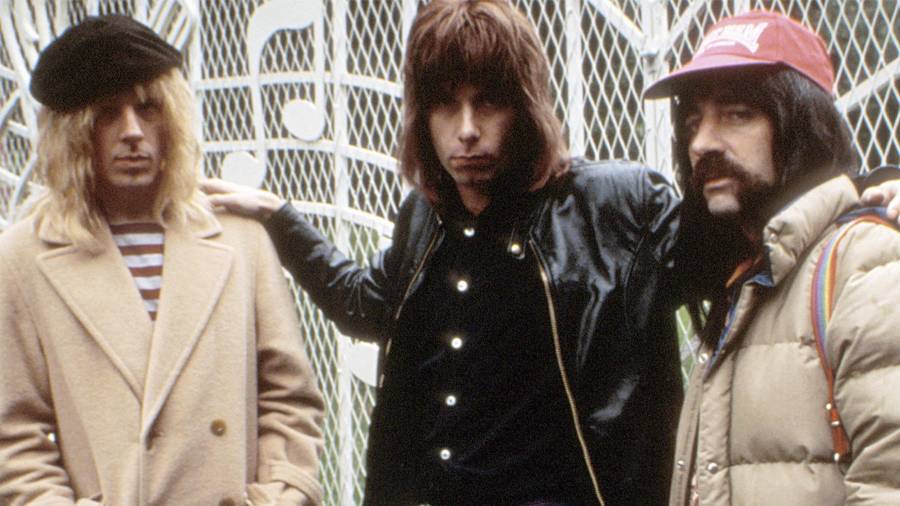 Trama. Rob Reiner realiza el filme satirizando la grandilocuencia del rock and roll.