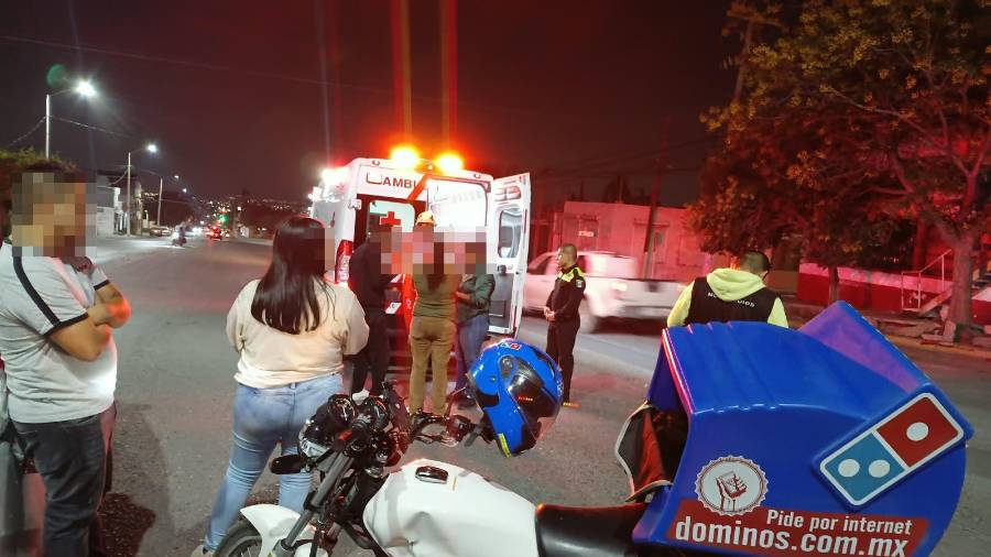 Paramédicos de la Cruz Roja atendieron al motociclista, quien presentaba una posible fractura de cadera.