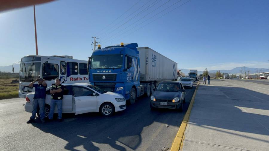 El Volkswagen Vento terminó frente al tráiler tras ser impactado y arrastrado varios metros.