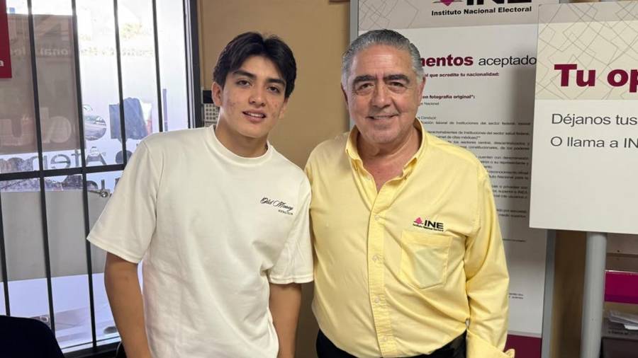 El futbolista de Xolos de Tijuana acudió por primera vez a un módulo del Instituto Nacional Electoral tras cumplir 18 años.