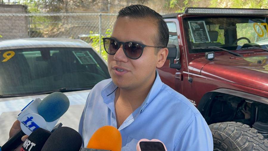 Propietario del lote JGM relató que el vehículo fue abierto con un dispositivo y sustraído en segundos tras una distracción del personal.