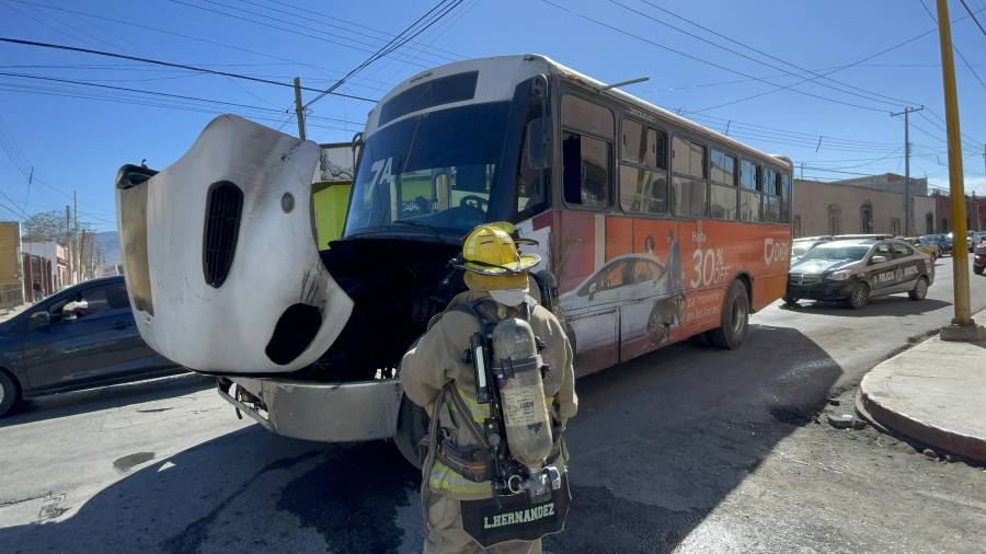 La unidad de transporte urbano de la ruta 7A quedó detenida en el cruce de Xicoténcatl y Juan Álvarez tras presentar un conato de incendio.
