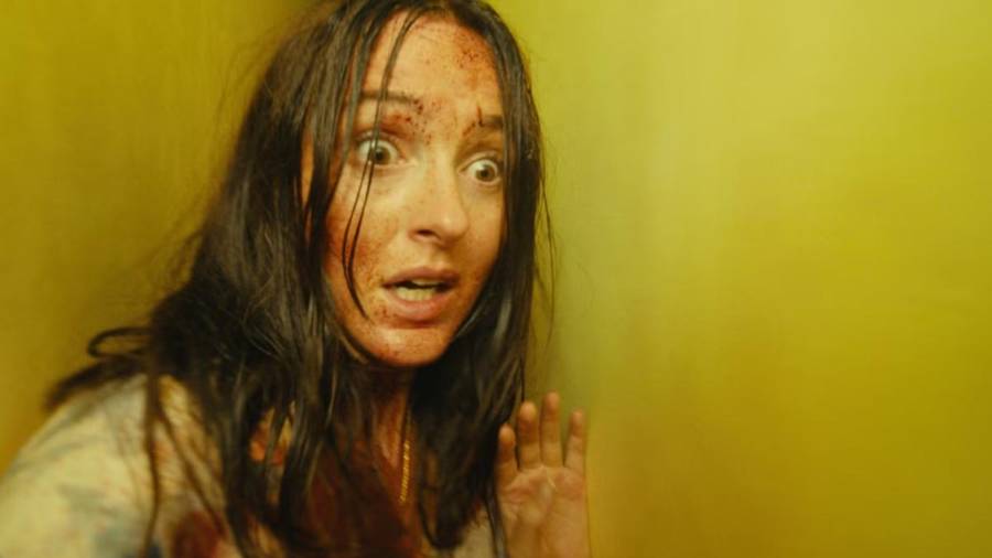 La película Backrooms, basada en una de las leyendas urbanas más virales de internet, presentó su segundo tráiler y promete convertirse en uno de los estrenos más inquietantes del año.