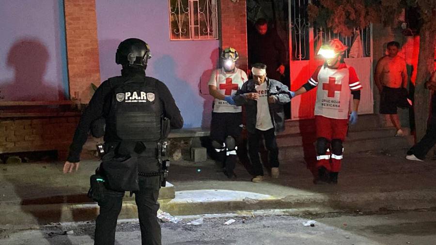 Paramédicos de la Cruz Roja brindaron atención a un hombre de la tercera edad que resultó lesionado durante la agresión, siendo posteriormente trasladado a un hospital privado para su valoración médica.