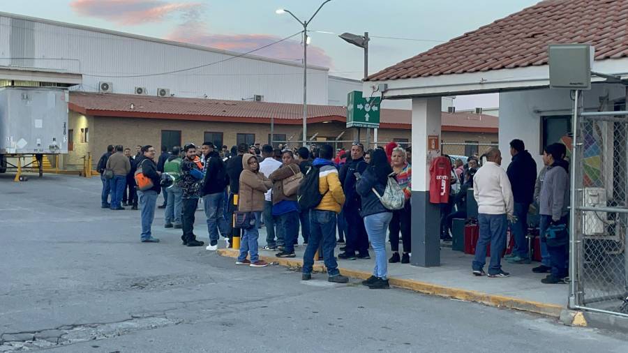 Bomberos y autoridades quedaron fuera de Leon Plastics, pese a haber sido movilizados por un reporte de incendio al interior de la planta.