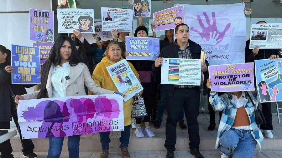 Integrantes de Justicieras por Nuestras Infancias se manifestaron en el Centro de Justicia Penal de Torreón.