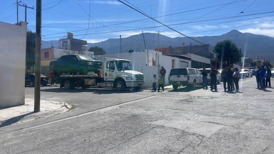 La camioneta Chevrolet Avalanche permanecía encendida al exterior del domicilio en la colonia El Salvador.