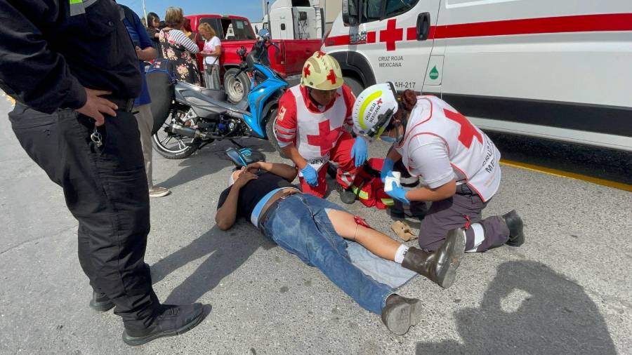 El lesionado fue trasladado por paramédicos de la Cruz Roja.