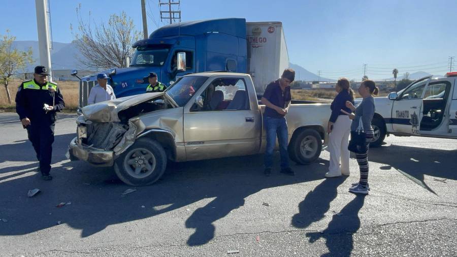 Elementos de la Policía Municipal abanderaron la zona del percance, ocurrido cerca de las 14:30 horas, para prevenir riesgos adicionales en el cruce vial.