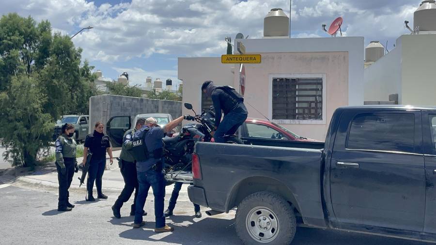 Durante la intervención judicial, agentes de investigación inspeccionaron el inmueble señalado en denuncias ciudadanas, donde localizaron diversas sustancias, entre ellas material identificado como LSD.