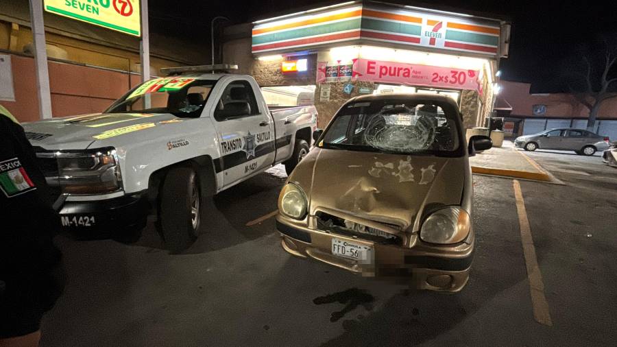 Elementos de la Policía Municipal y Tránsito Municipal acudieron al cruce de Abasolo y Ramón Corona para tomar conocimiento del hecho.
