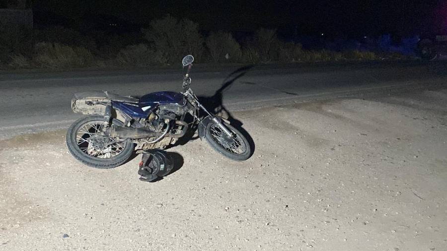 La motocicleta en la que viajaba la joven quedó a un costado de la carretera tras el accidente ocurrido rumbo a Derramadero.