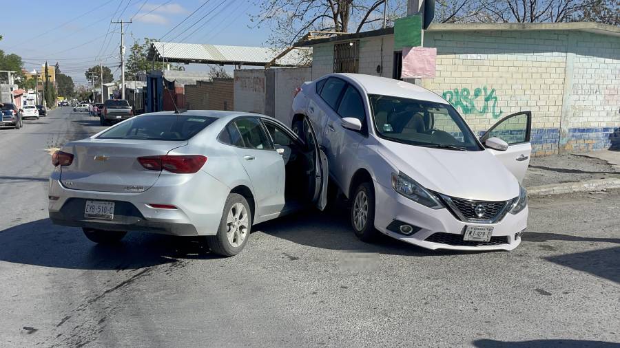 El auto Sentra terminó impactado contra un poste de concreto después del fuerte golpe.