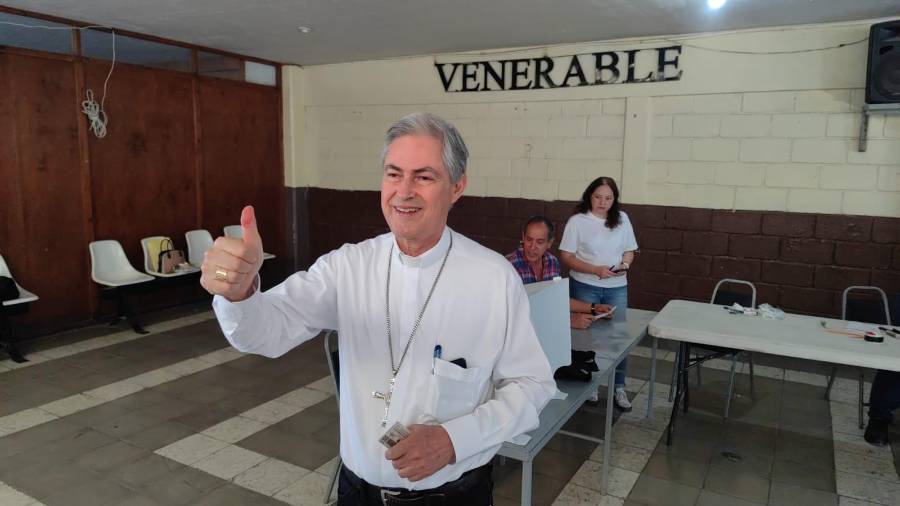 El obispo de Torreón, Luis Martín Barraza Beltrán, llamó a la ciudadanía a participar en las elecciones de este domingo, al considerar que abstenerse de votar significa dejar en manos de otros el rumbo político y social del país.