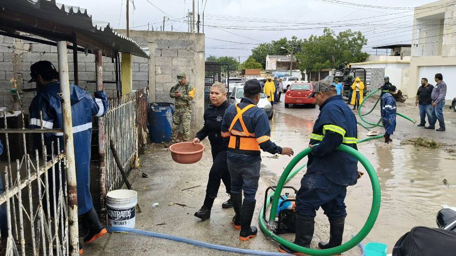 Como parte de las acciones preventivas, autoridades municipales realizaron la evacuación de 10 personas y brindaron apoyo a familias cuyas viviendas resultaron afectadas por el ingreso de agua.