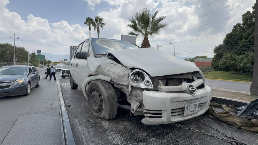 El vehículo presentó daños en la parte frontal tras el accidente registrado a la altura de la colonia La Salle.
