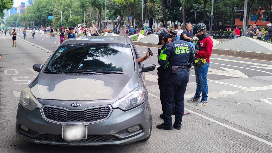 Invadir un carril confinado en la Ciudad de México puede convertirse en uno de los errores más costosos para cualquier automovilista.