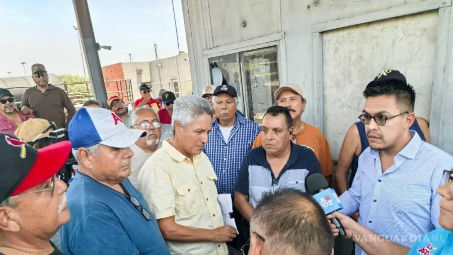 Ex trabajadores de AHMSA expresaron su inconformidad por la salida de maquinaria mientras continúa el proceso de quiebra de la empresa.