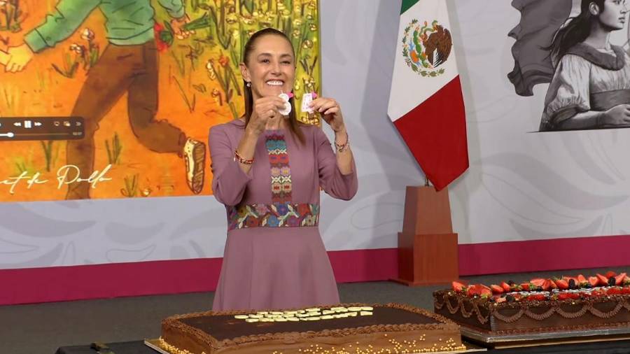 La conferencia matutina de este martes tuvo un momento distinto al habitual. Antes de abordar los temas de gobierno, asistentes y funcionarios aprovecharon para felicitar a la presidenta Claudia Sheinbaum Pardo.