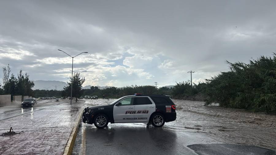 Elementos de Protección Civil mantienen monitoreo de vados y vialidades en Saltillo ante las lluvias de este sábado.