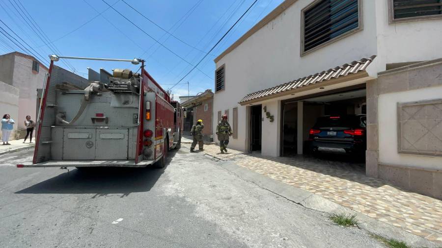 Bomberos controlaron un incendio provocado por un cortocircuito en una vivienda de la colonia Agua Azul; no hubo personas lesionadas.