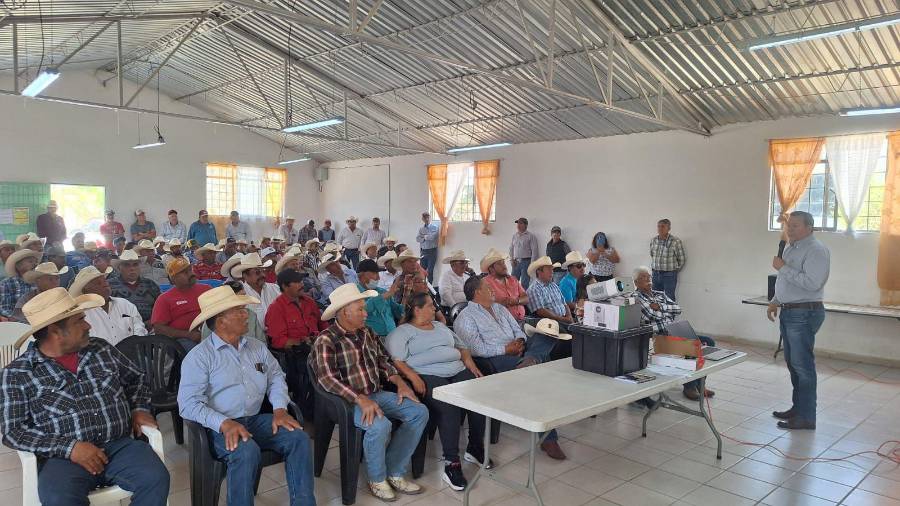 Productores ganaderos y autoridades participaron en una reunión informativa sobre las acciones para contener el gusano barrenador.
