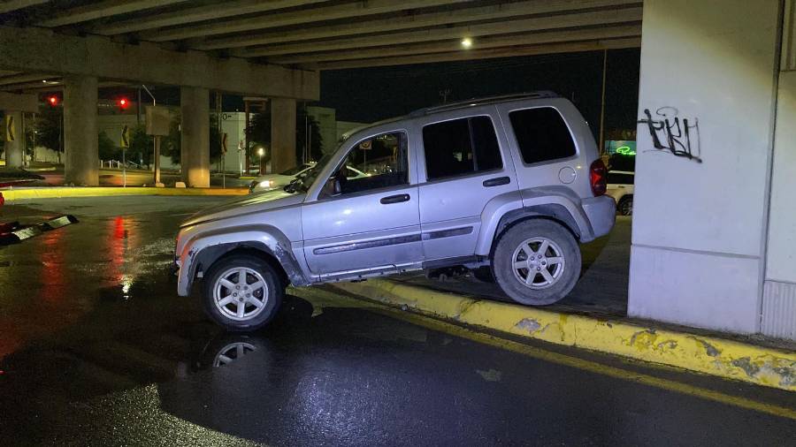 La camioneta salió de la vialidad y terminó debajo del puente vehicular tras perder el control.