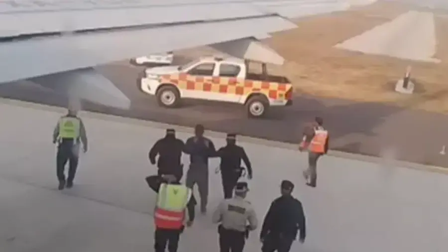Una situación se salió de control en el Aeropuerto Internacional de Guadalajara, cuando un hombre ingresó a la pista y se colocó junto a una aeronave.