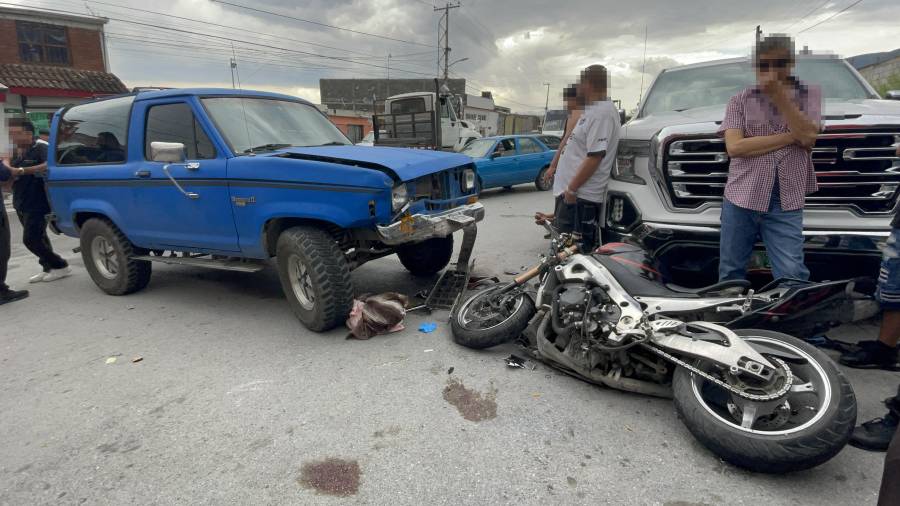 De acuerdo con los primeros reportes, el accidente ocurrió cuando el conductor de una camioneta intentó realizar una vuelta en “U”, presuntamente invadiendo el paso de la motocicleta.