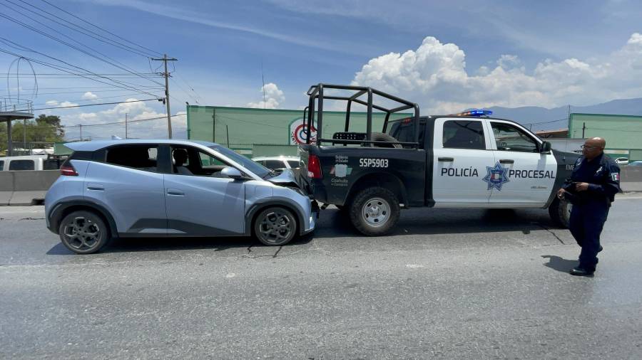La colisión ocurrió cuando un joven conductor no logró detener su marcha a tiempo y terminó impactando una unidad oficial que se encontraba detenida detrás de otro vehículo debido al tráfico.