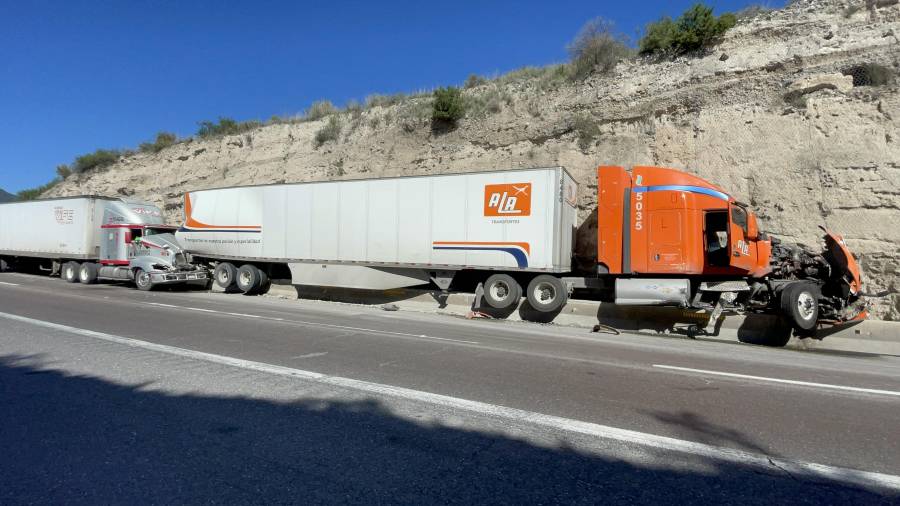 El conductor de una unidad de carga realizó una maniobra para evitar una colisión, sin embargo, terminó sobre el muro de contención, situación que derivó en un segundo impacto por alcance por parte de otro tráiler que circulaba por la misma vía.