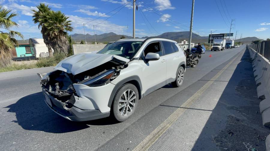 Sin embargo, una camioneta Toyota Corolla Cross no logró frenar a tiempo y terminó impactándose contra la parte trasera del Mazda, provocando el cierre parcial del carril izquierdo.