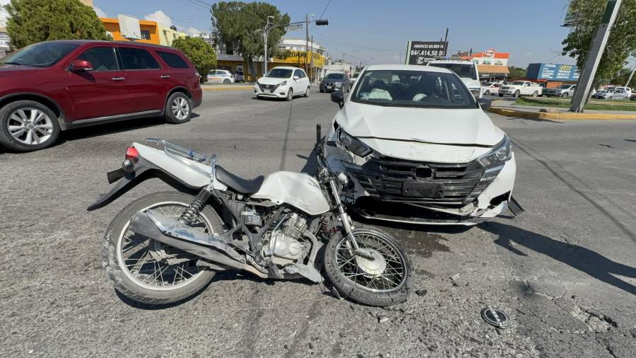 Un Nissan Versa y una motocicleta quedaron involucrados en el percance ocurrido en la Zona Centro de Saltillo.