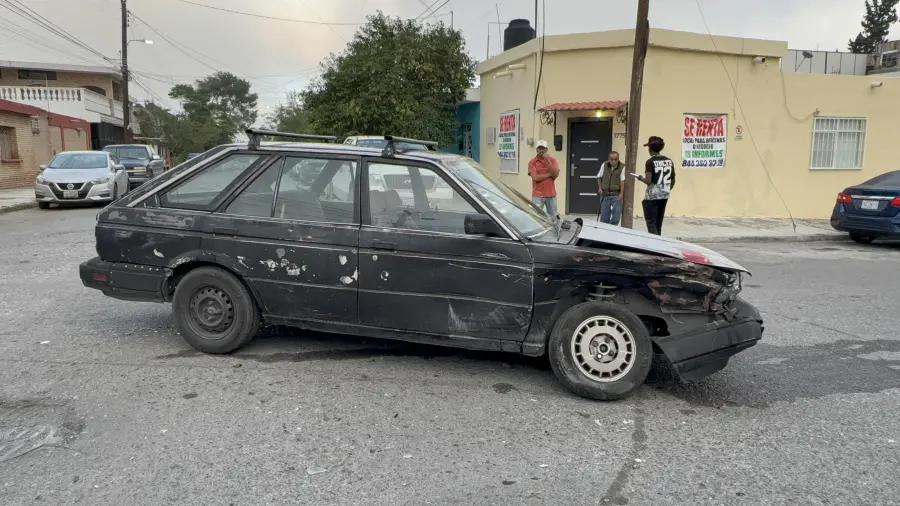 El Nissan tipo vagoneta presentó daños en la parte delantera derecha tras el impacto.