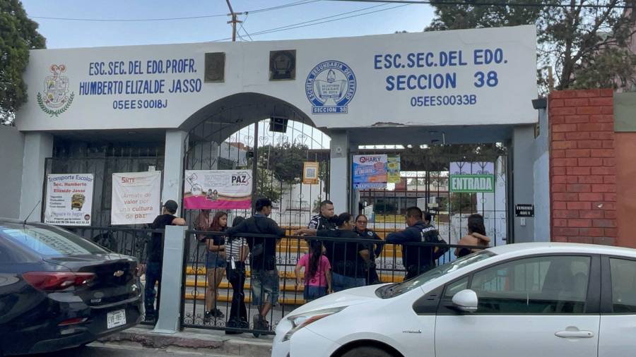 Autoridades municipales de la UNIF acudieron al plantel educativo.